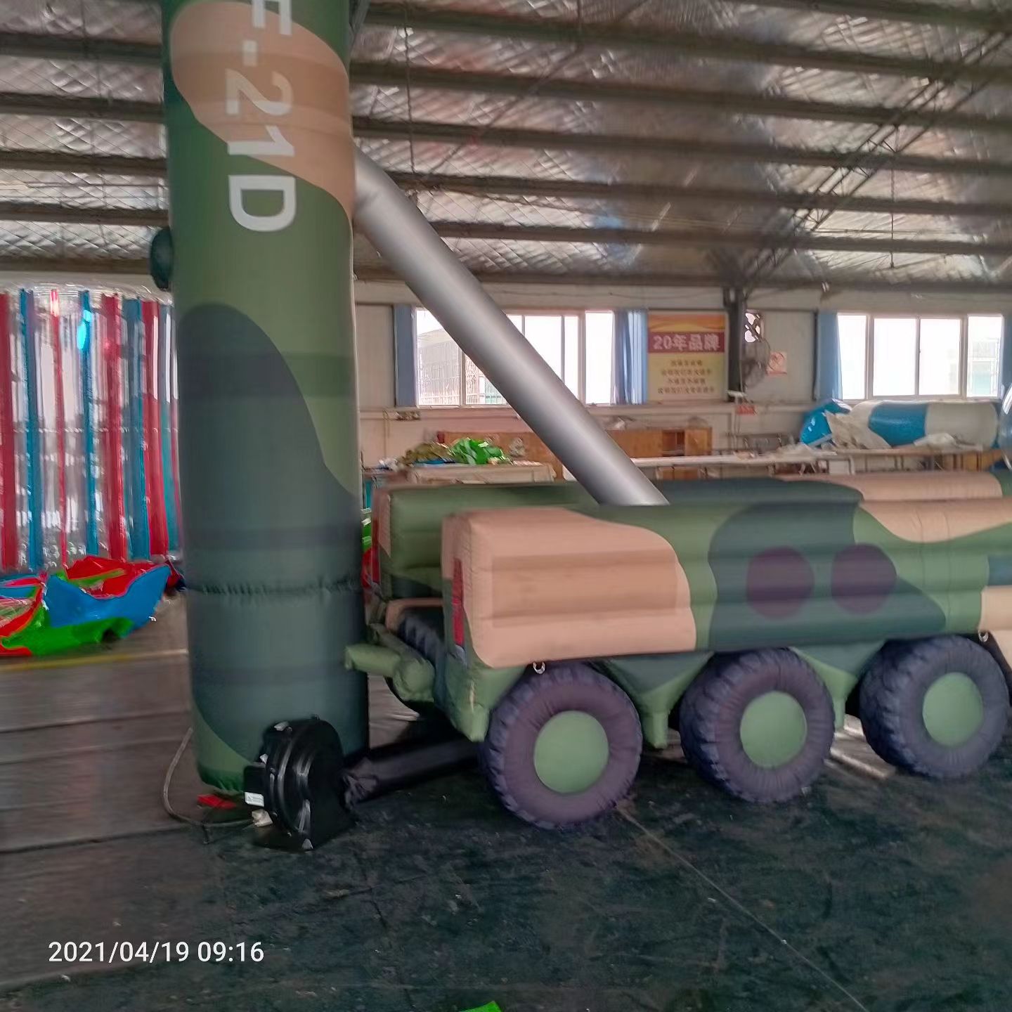 西藏军事演习中的充气目标车辆：模拟发射车雷达车坦克飞机
